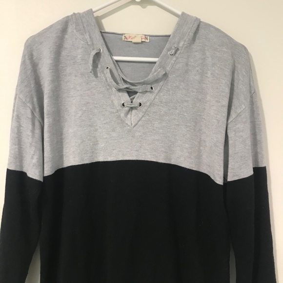 🌻5/20$!! EUC Soft Lace Up V-Neck Color Block Hoodie - Picture 2 of 8